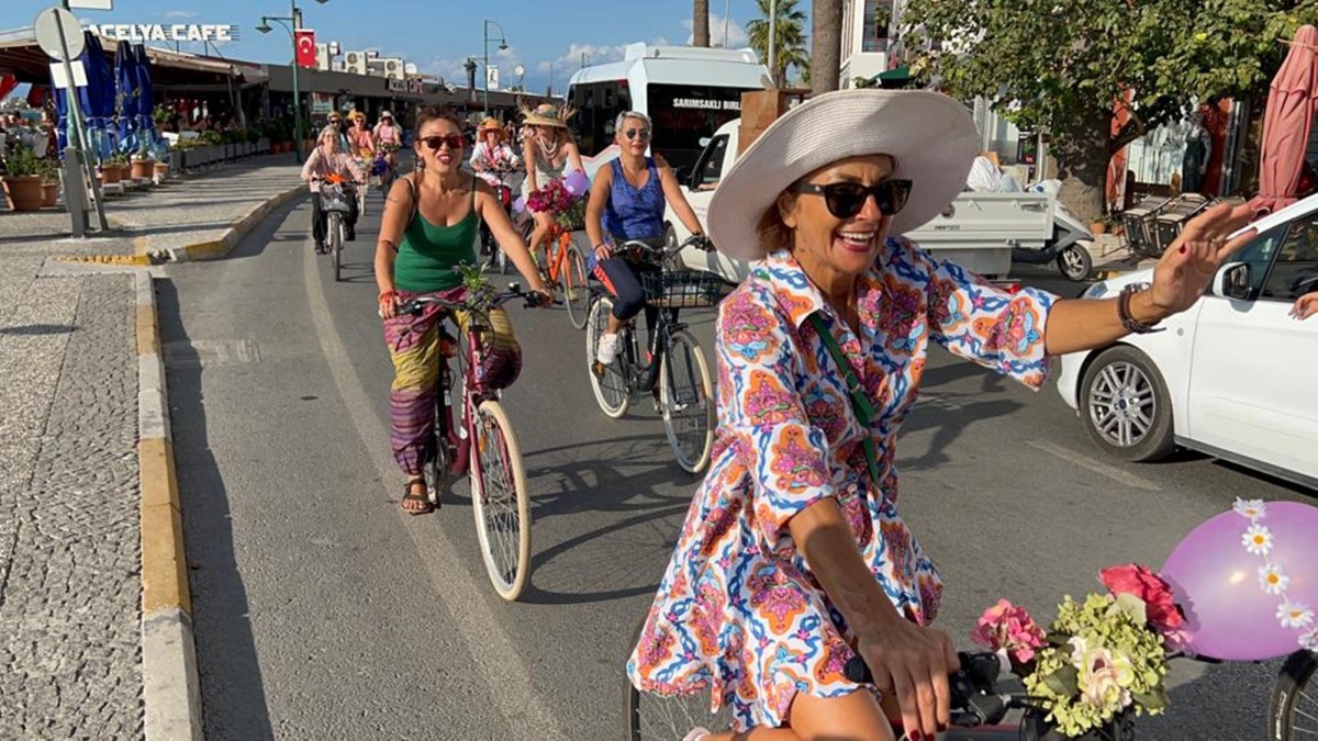 Süslü Kadınlar Bisiklet Turu Ayvalık’ ta Yapıldı