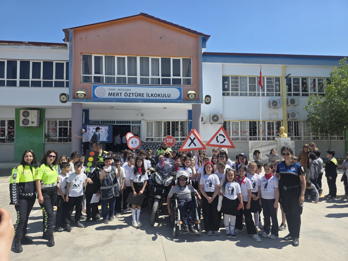 Bergama’da Trafik Haftası Etkinliği Öğrencilerle Renklendi