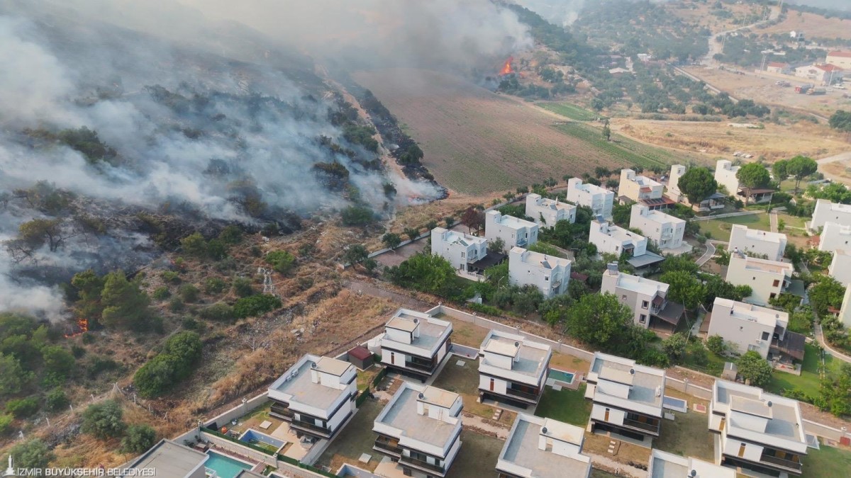Dikili’de otluk ve zeytinlik alanda çıkan yangına müdahale sürüyor.
