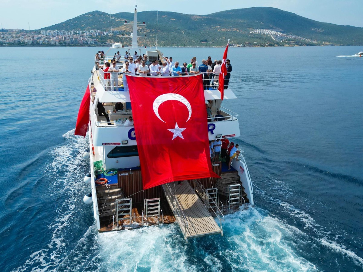 DİKİLİ'DE KABOTAJ BAYRAMI'NIN 100. YILINA DENİZ ÜZERİNDE COŞKULU KUTLAMA 