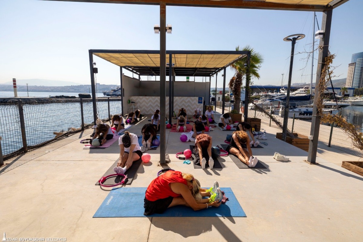 Körfez manzarasında spor keyfi