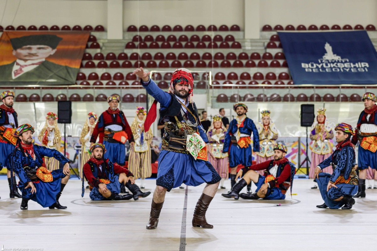 Büyükşehir’in Balkan dansları kursunda coşkulu final