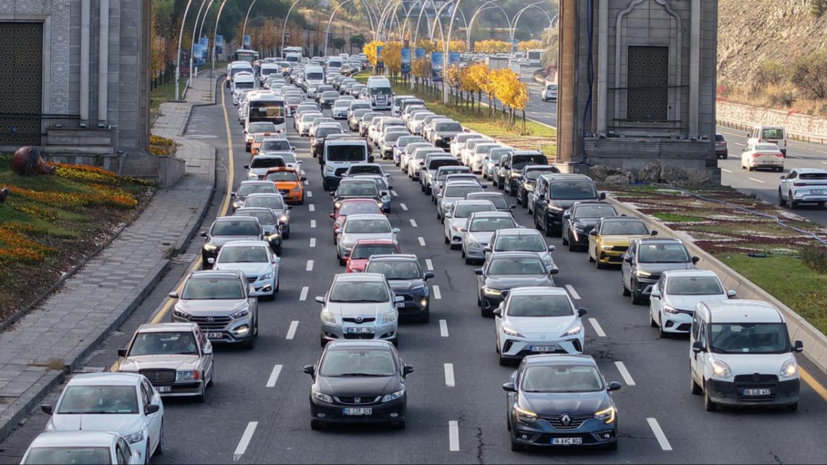 İzmir'de trafiğe kayıtlı araç sayısı Ağustos ayı sonu itibarıyla 2 milyon 176 bin 317 oldu