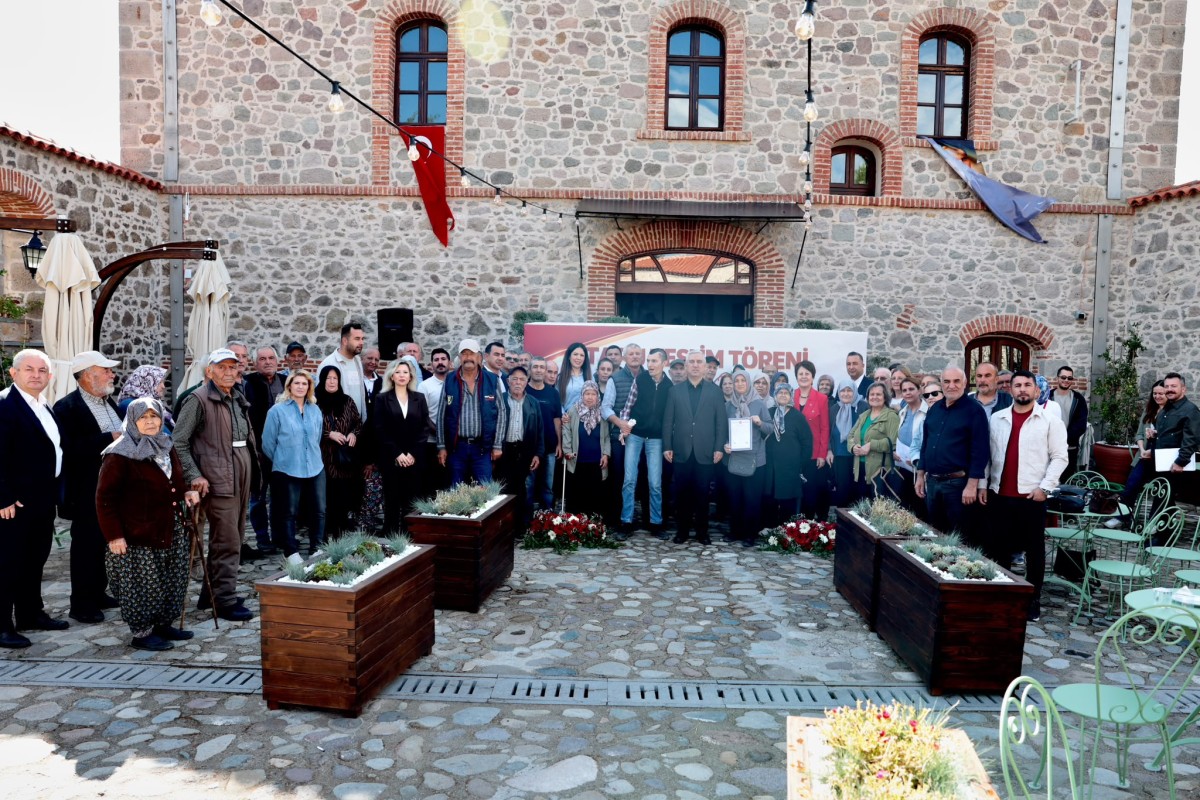 BERGAMA’DA HAK SAHİPLERİ TAPULARINA KAVUŞTU
